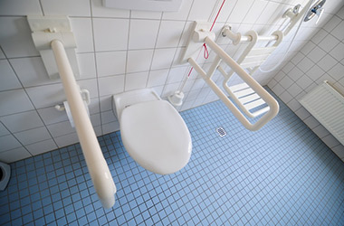 Salle de bains pour personne à mobilité réduite